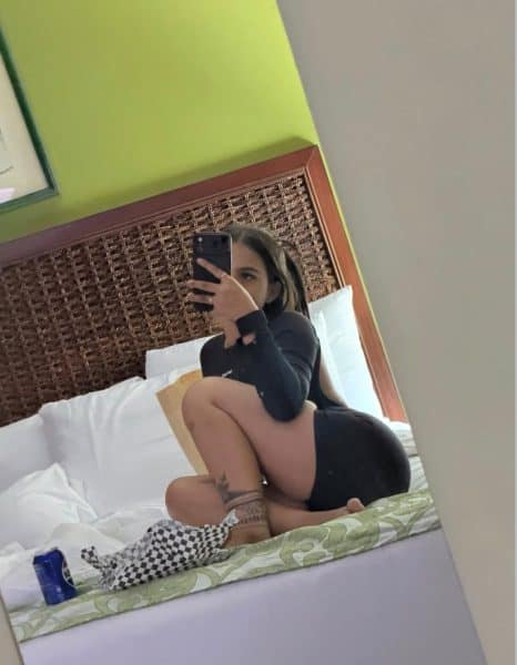 yenedith en la cama