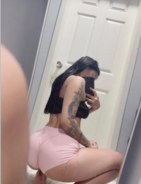 yenedith mostrando el culo