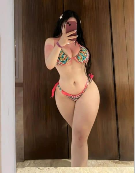 Kati voluptuosa en bikini