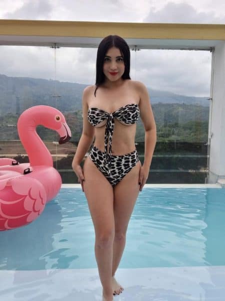 mari en bikini