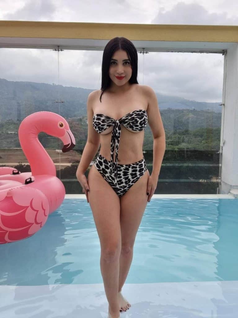 mari en bikini