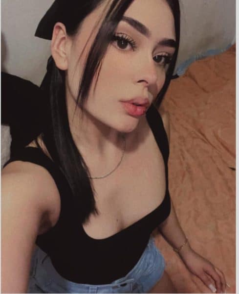 danna posando