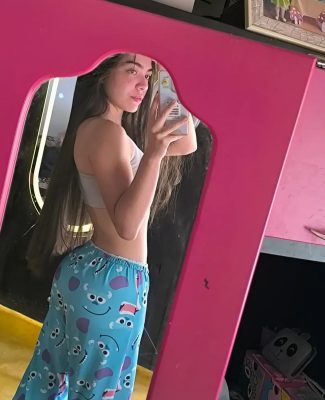 tatiana posando de lado
