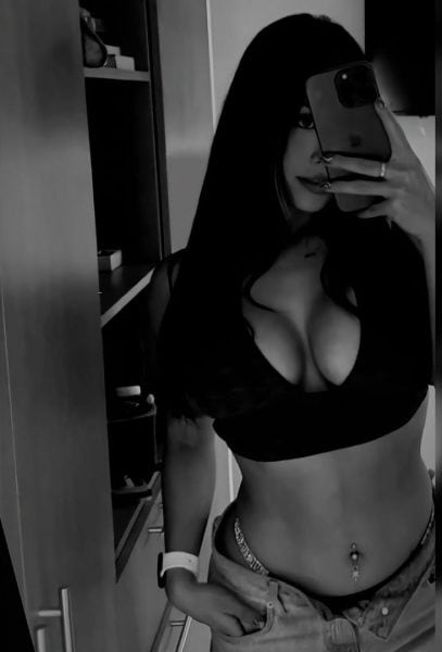 zara selfie en su cuarto
