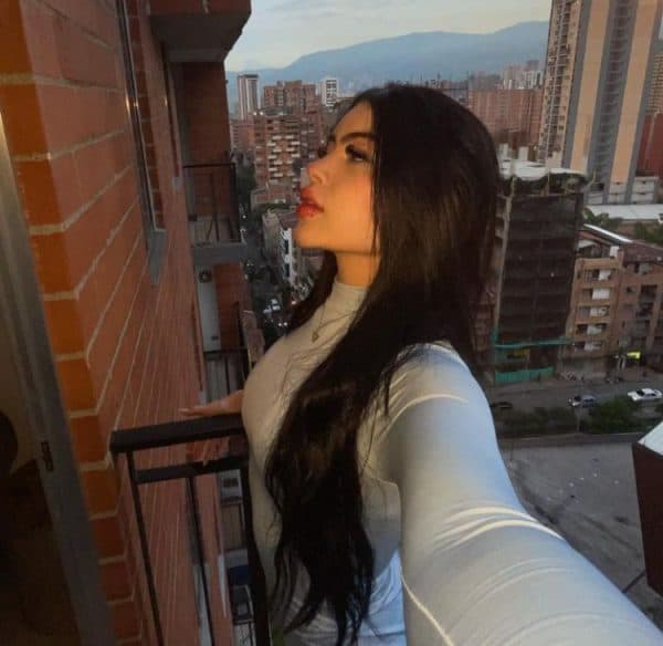 escort azul posando