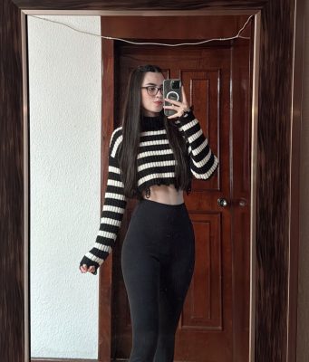 mily posando