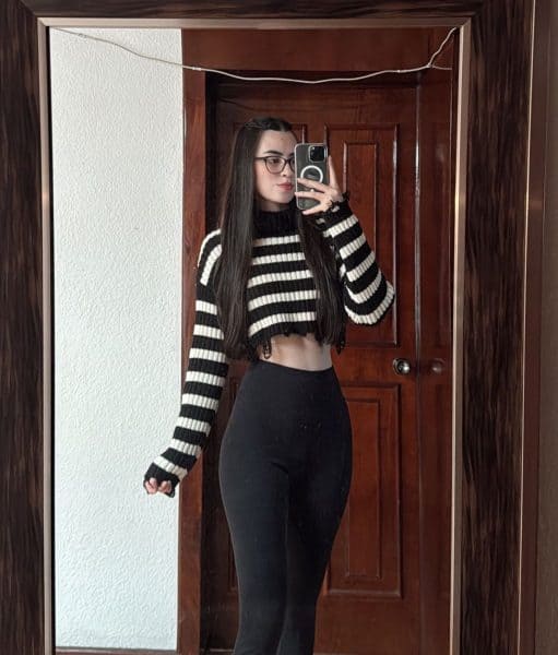 mily posando