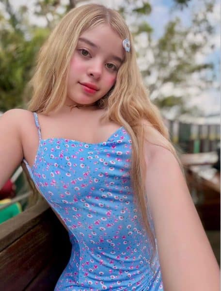 foto de camila en vestido pegado