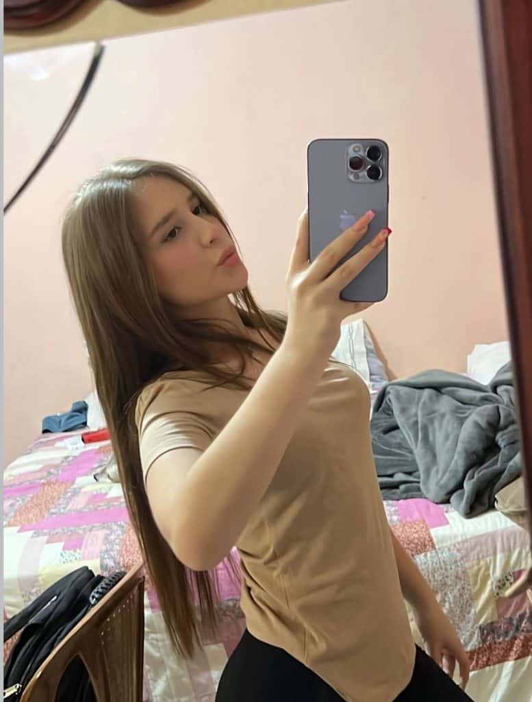 abril en su habitacion