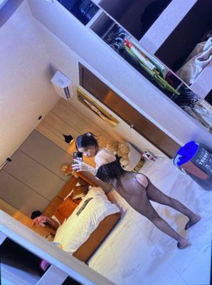 kaithy mostrando las nalgas