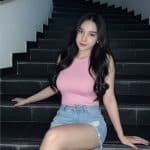 mei sentada en escaleras