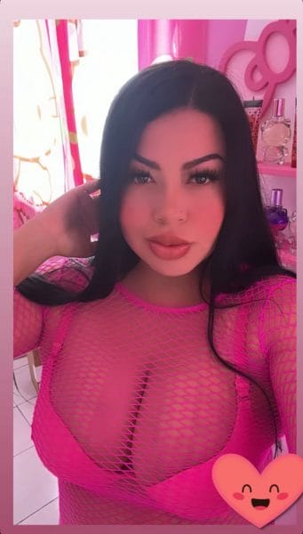 monserrat mostrando las tetas