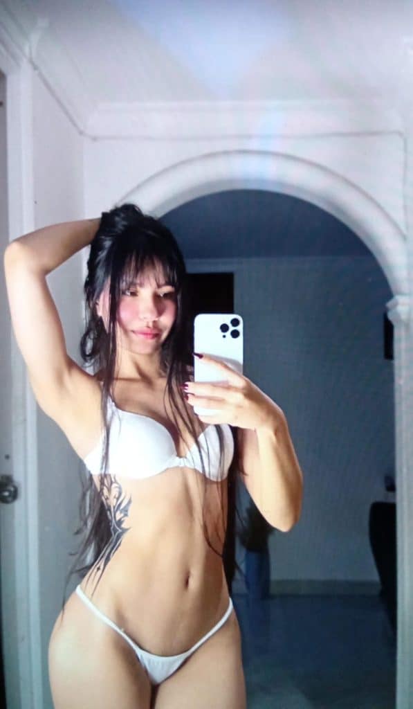 sensual lulu tomandose foto