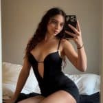 america posando en la cama