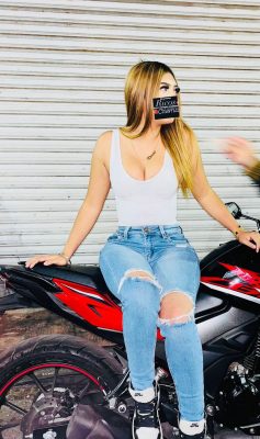 esperanza en una moto