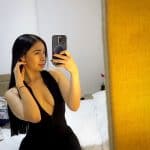 foto de megan en vestido negro