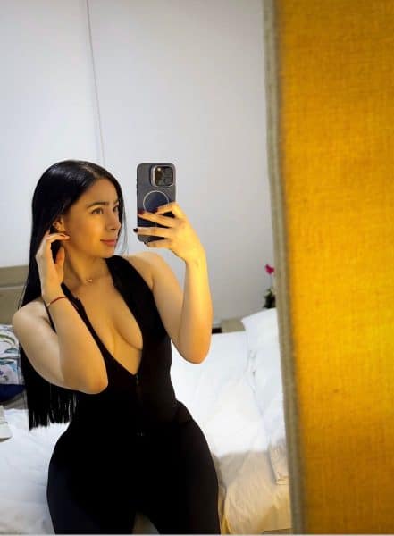 foto de megan en vestido negro