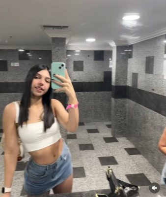 foto en el espejo caliente de genesis