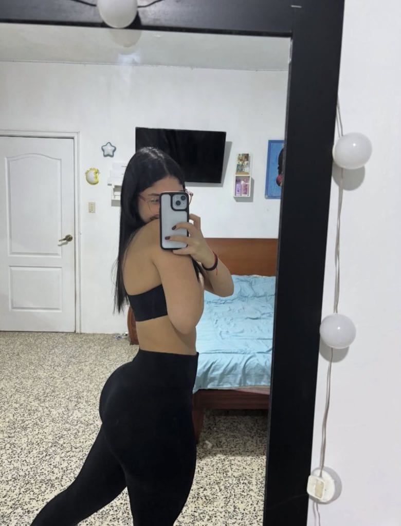 foto sexy de genesis en el espejo
