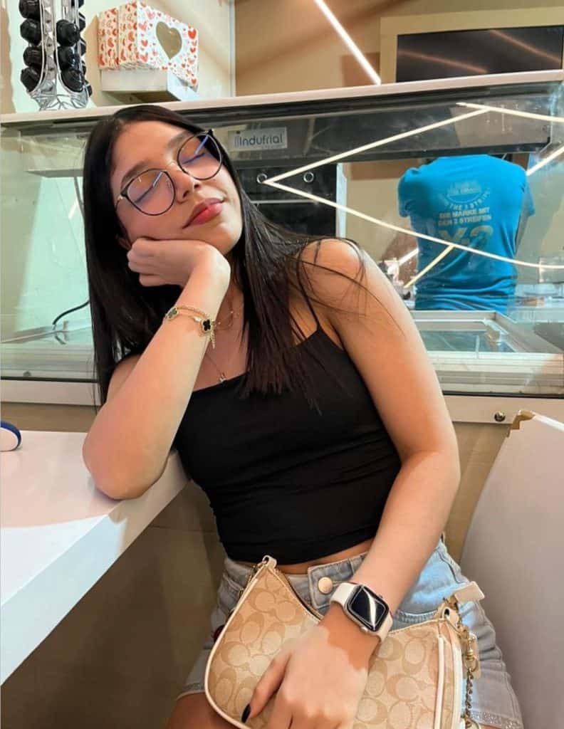 genesis posando tiernamente