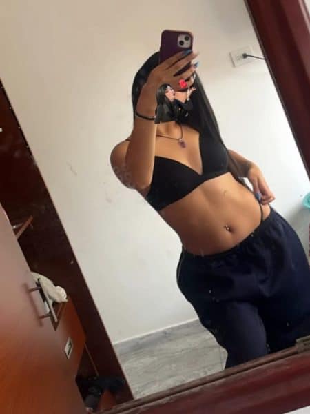 hermosa michel con abdomen plano