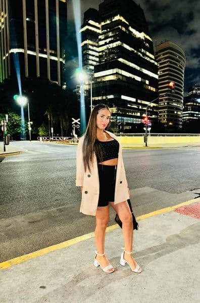 maggie vestida sensual para salir de noche