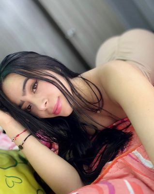 megan acostada en la cama