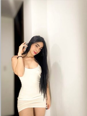megan en vestido pegado