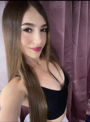 sandra vestida de negro