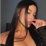 sensual zahory agarrandose el labio