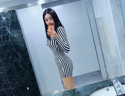 talia mostrando su figura