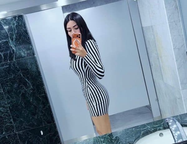 talia mostrando su figura