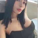 talia posando en coche