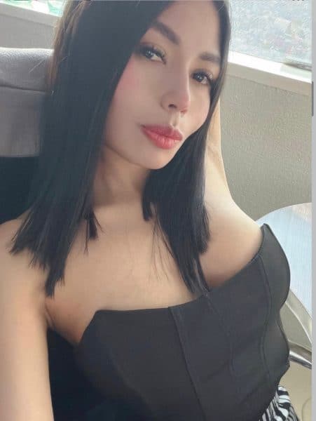 talia posando en coche