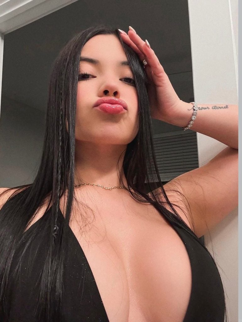 zahory posando candentemente