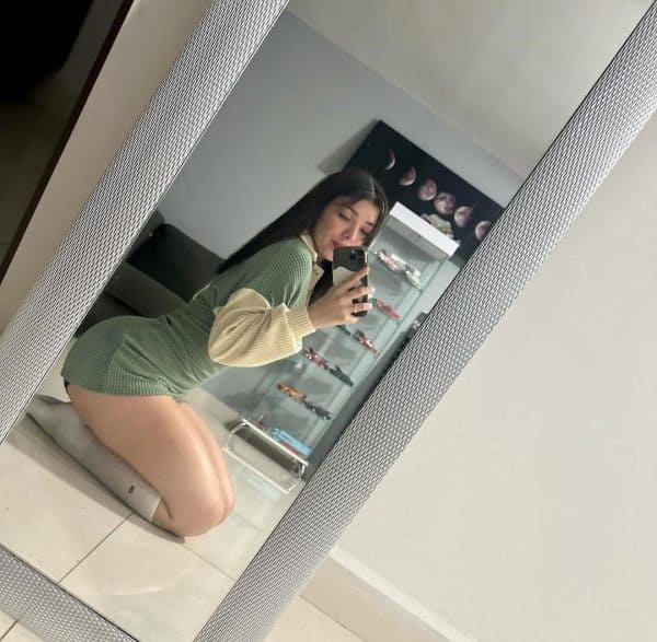 maria sexy pose
