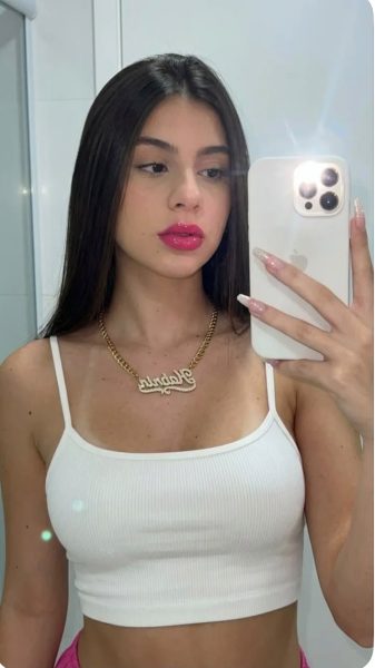 paola levantando las tetas
