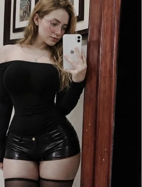 sensual ingrid vestida de negra