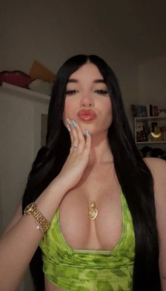 ingrid enseñando deliciosas tetas