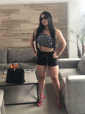 ingrid posando sexy en vestido