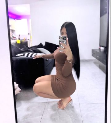 lola posando sexy