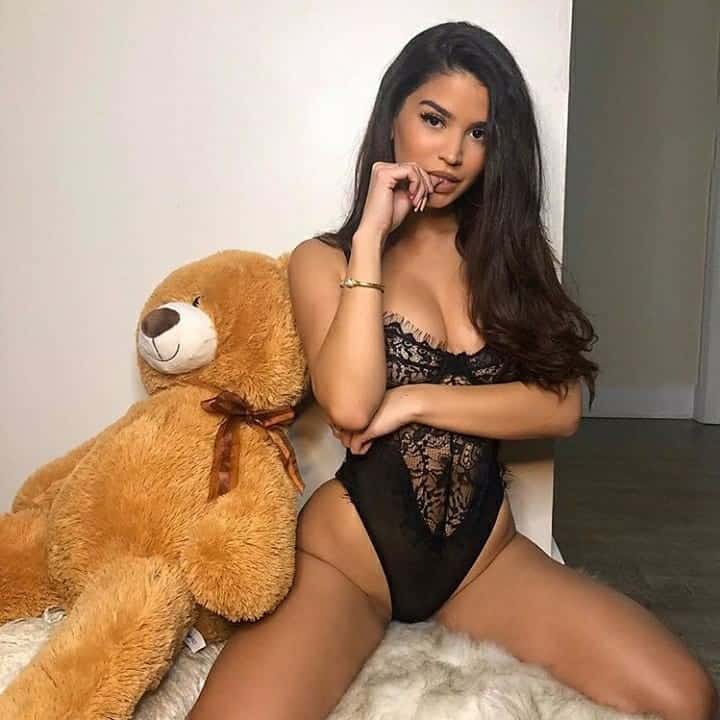 nadia en lenceria sexy