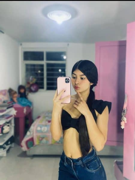yuri con vestimenta candente