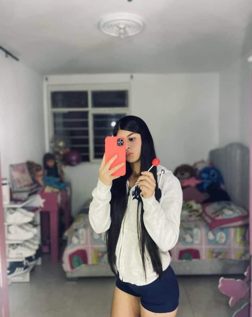 yuri enfrente al espejo