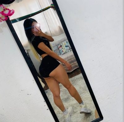 sensual fatima posando en espejo